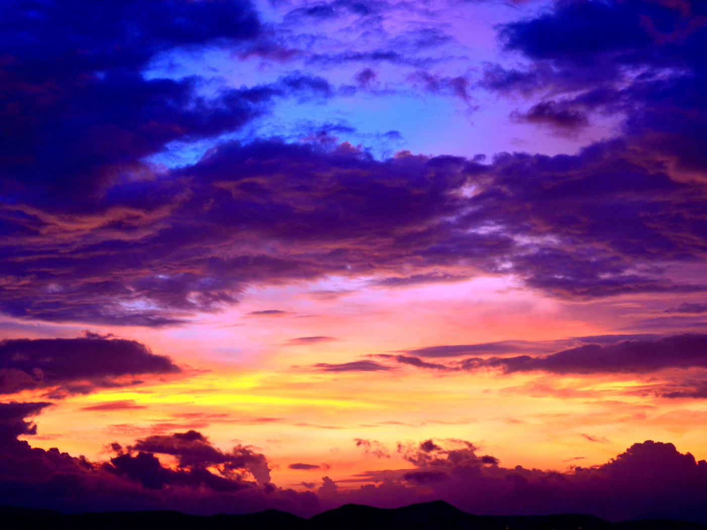 Красивое фиолетовое небо с облаками