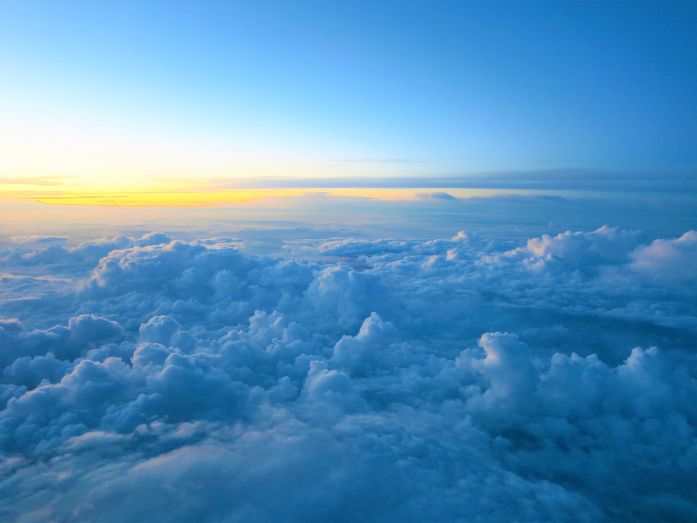 Низкие белые облака в голубом небе 