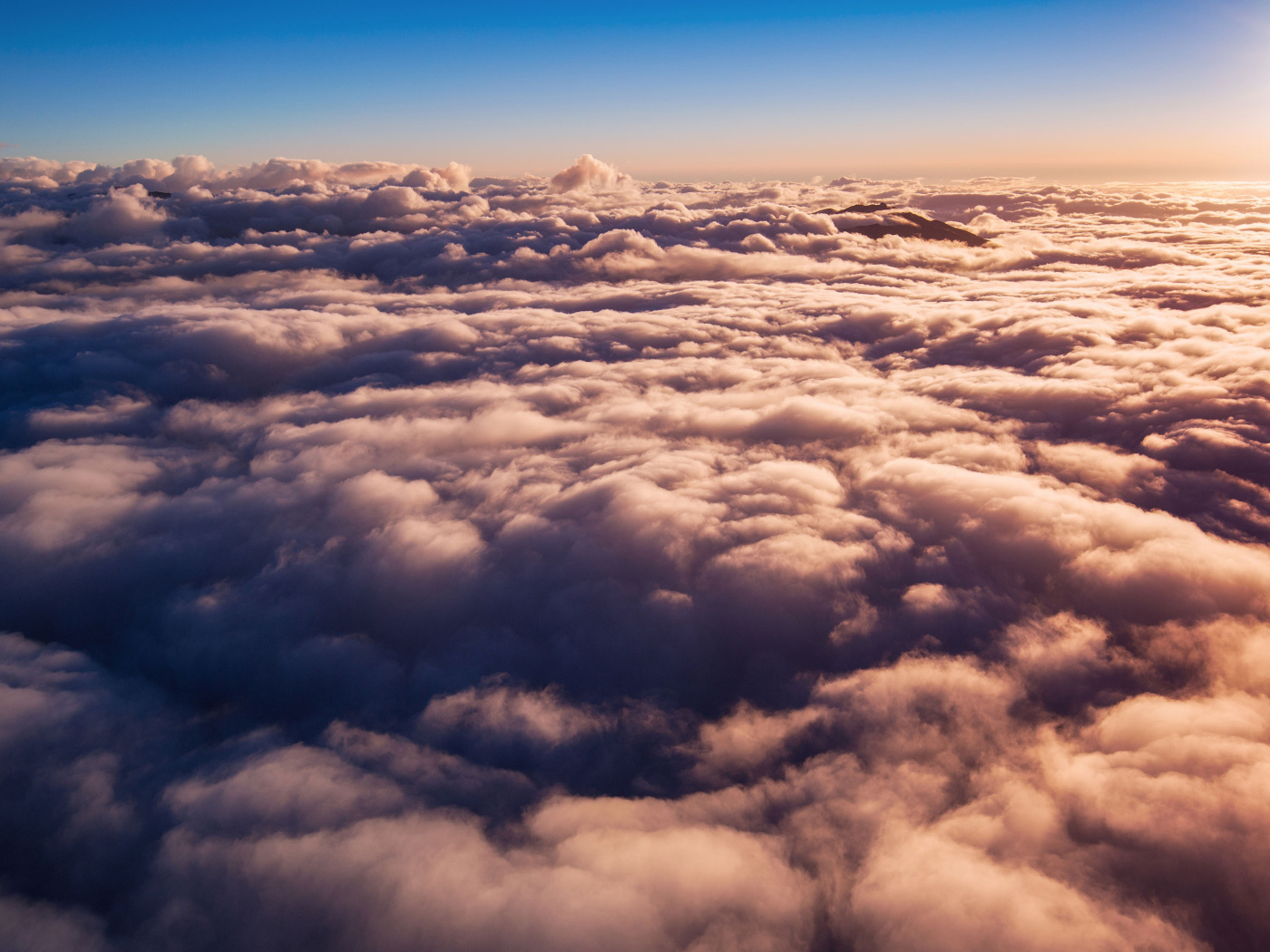 Густые белые облака в лучах солнца