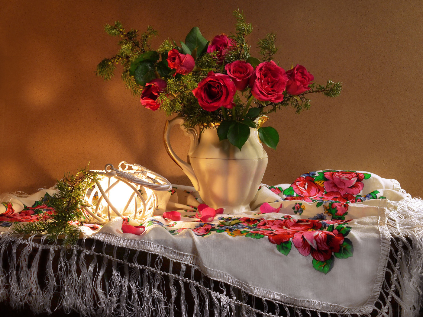 Букет роз в вазе на столе  с красивой скатертью 