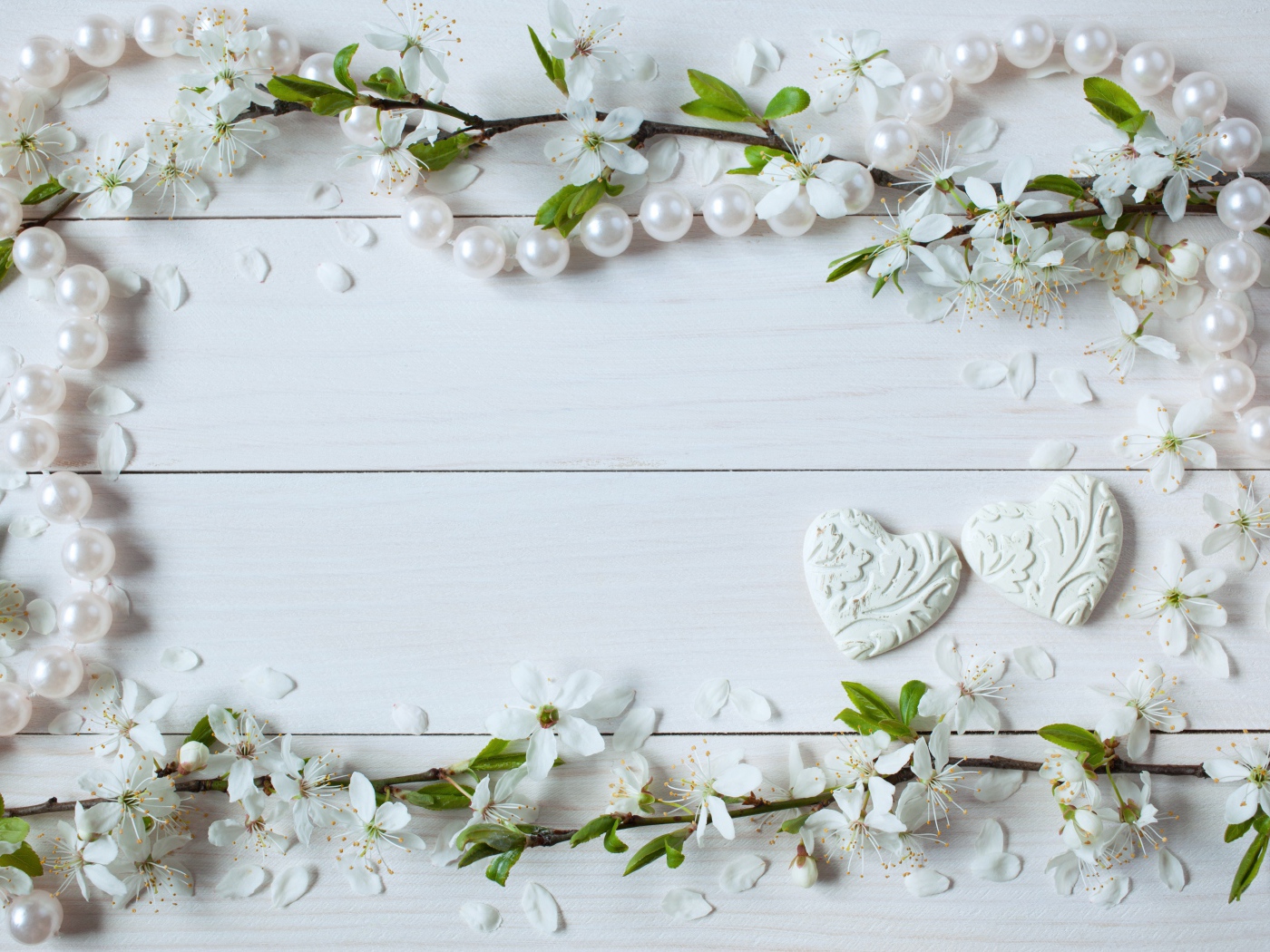 Фон для поздравительной открытки с цветами вишни и жемчужными бусами