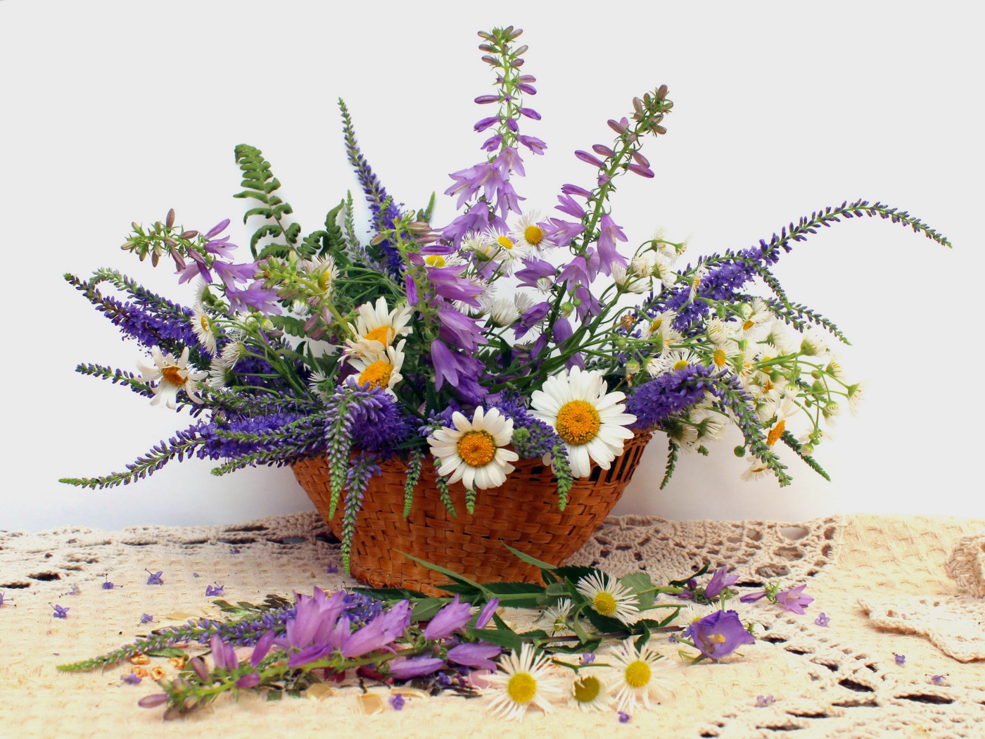 Корзина красивых полевых цветов на сером фоне