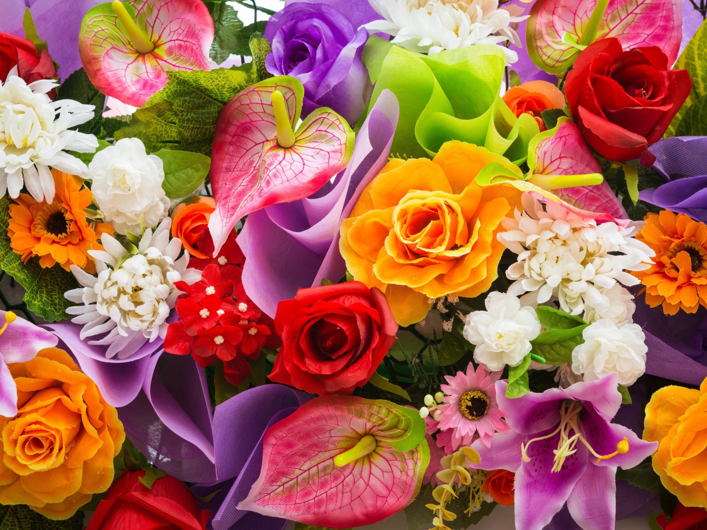 Красивые искусственные цветы крупным планом