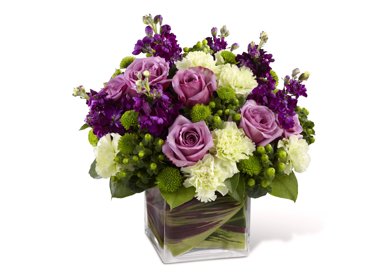 Красивый букет в вазе на белом фоне