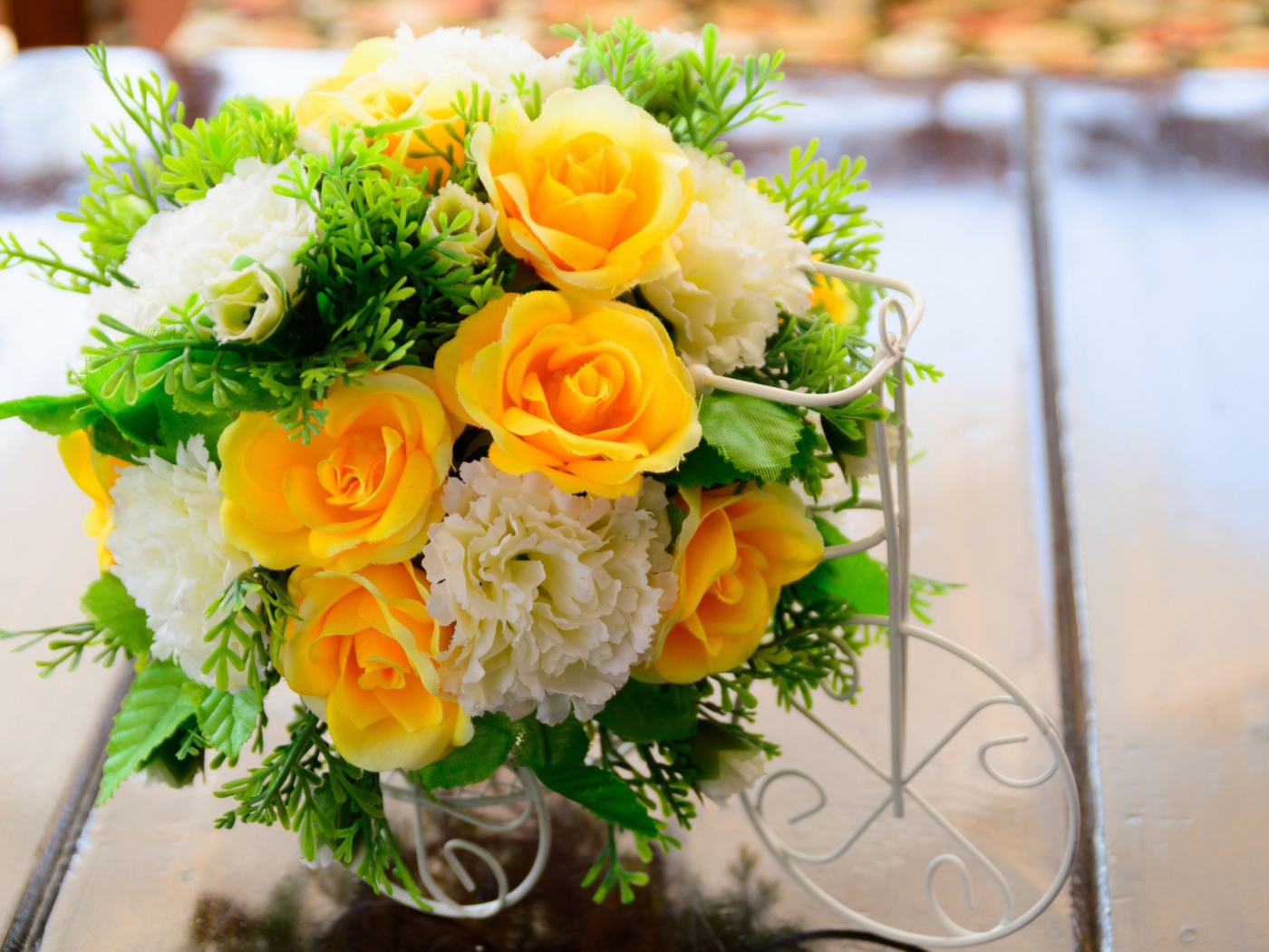 Красивый букет искусственных цветов для декора 