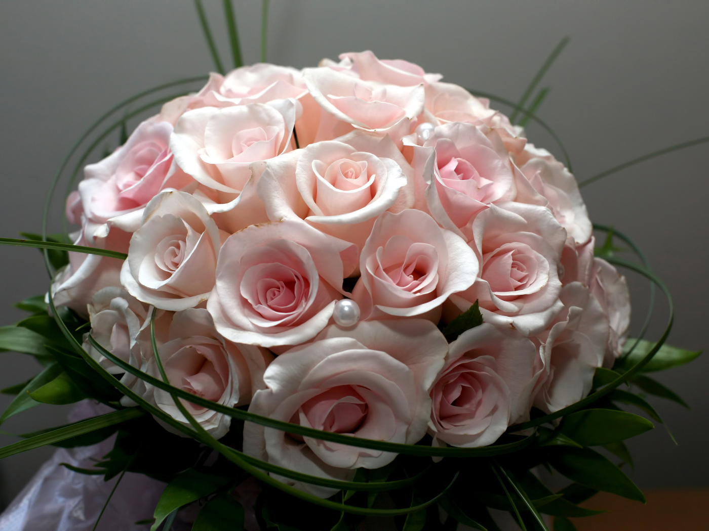 Красивый букет розовых роз 