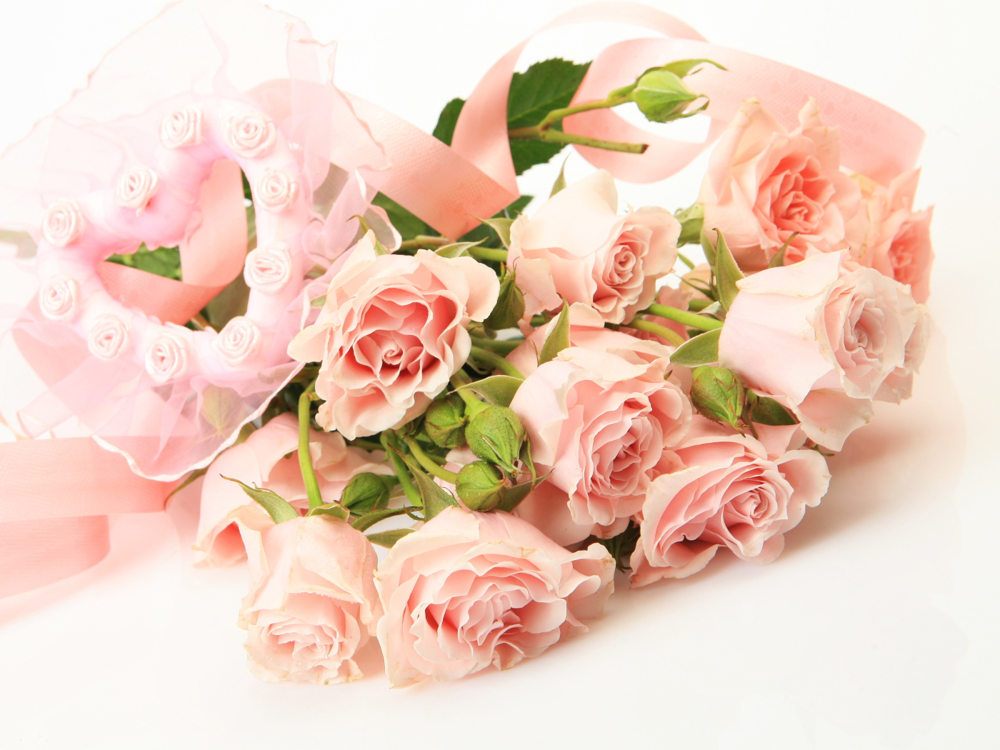 Красивый букет розовых роз с сердцем на белом фоне