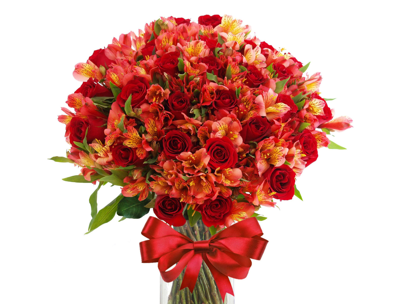 Красивый букет цветов красных роз и альстромерии с красным бантом 
