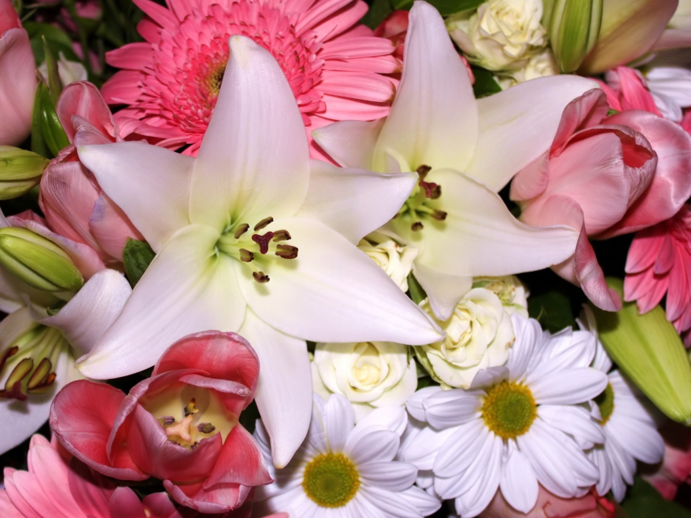 Красивый нежный розово - белый букет разных цветов 