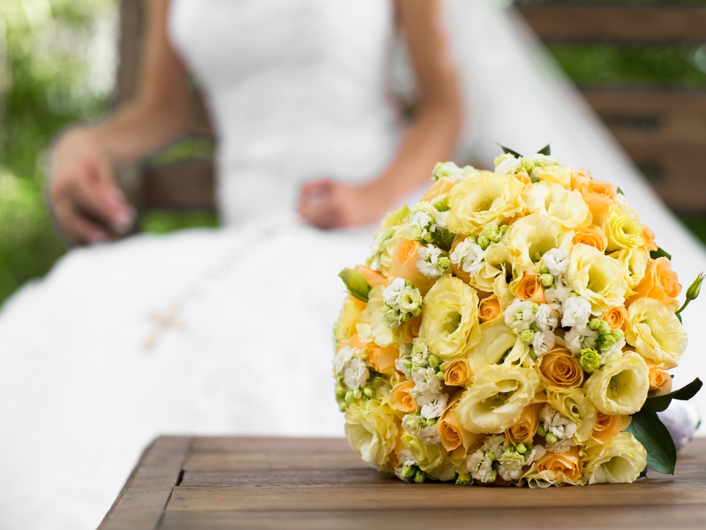 Красивый свадебный букет с розами и цветами эустома