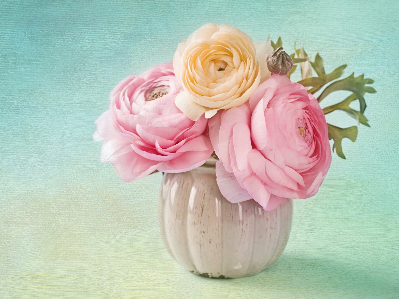 Букет букет лютиков в вазе на голубом фоне