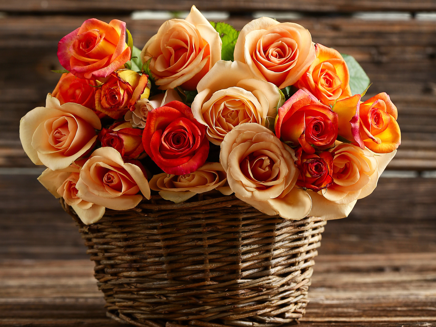 Букет красивых оранжевых роз в корзине