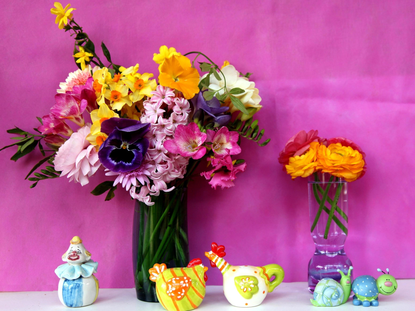 Букет цветов в стеклянной вазе на фиолетовом фоне