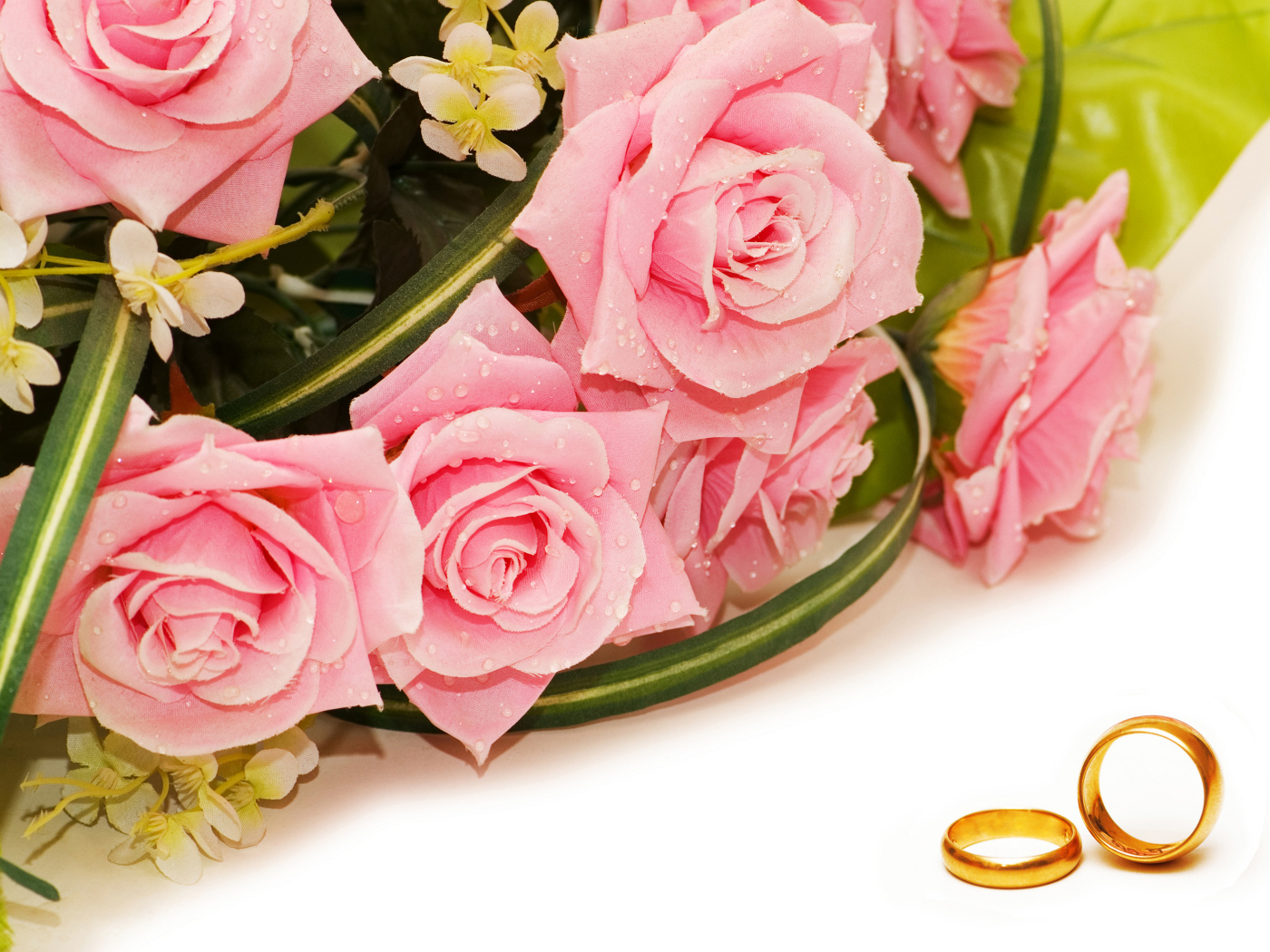 Букет розовых роз с золотыми обручальными кольцами