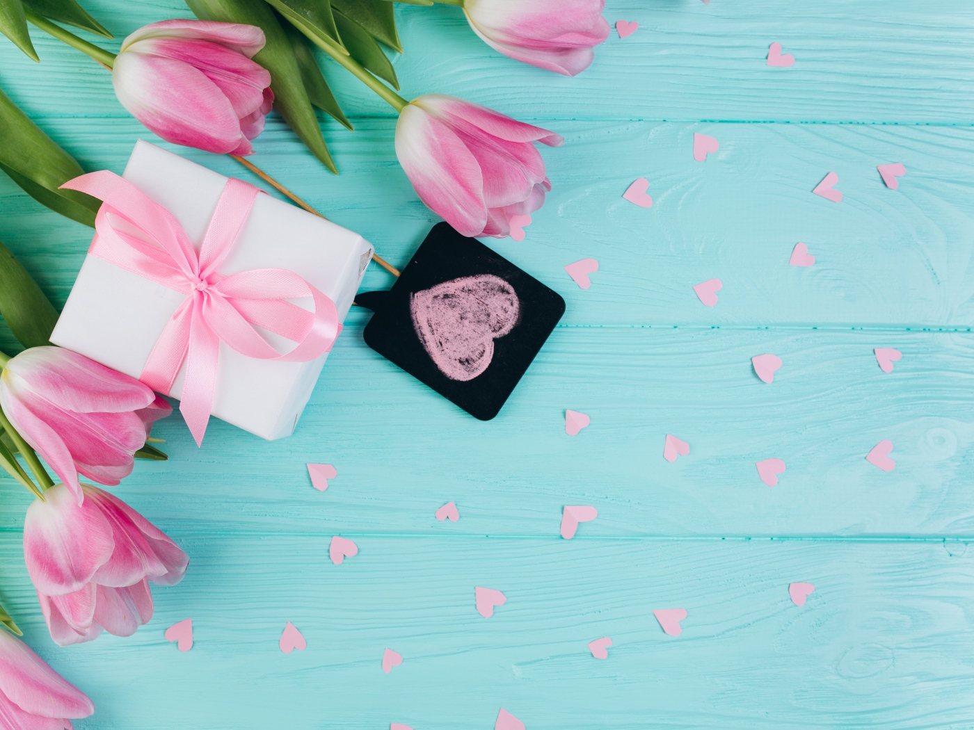 Букет розовых тюльпанов и подарок на голубом фоне