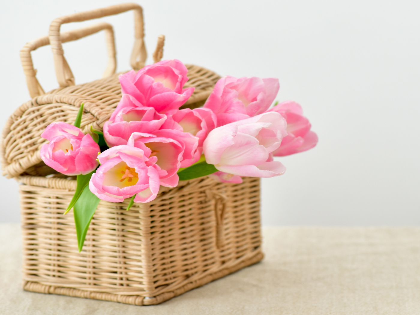 Букет розовых тюльпанов в плетеной корзине