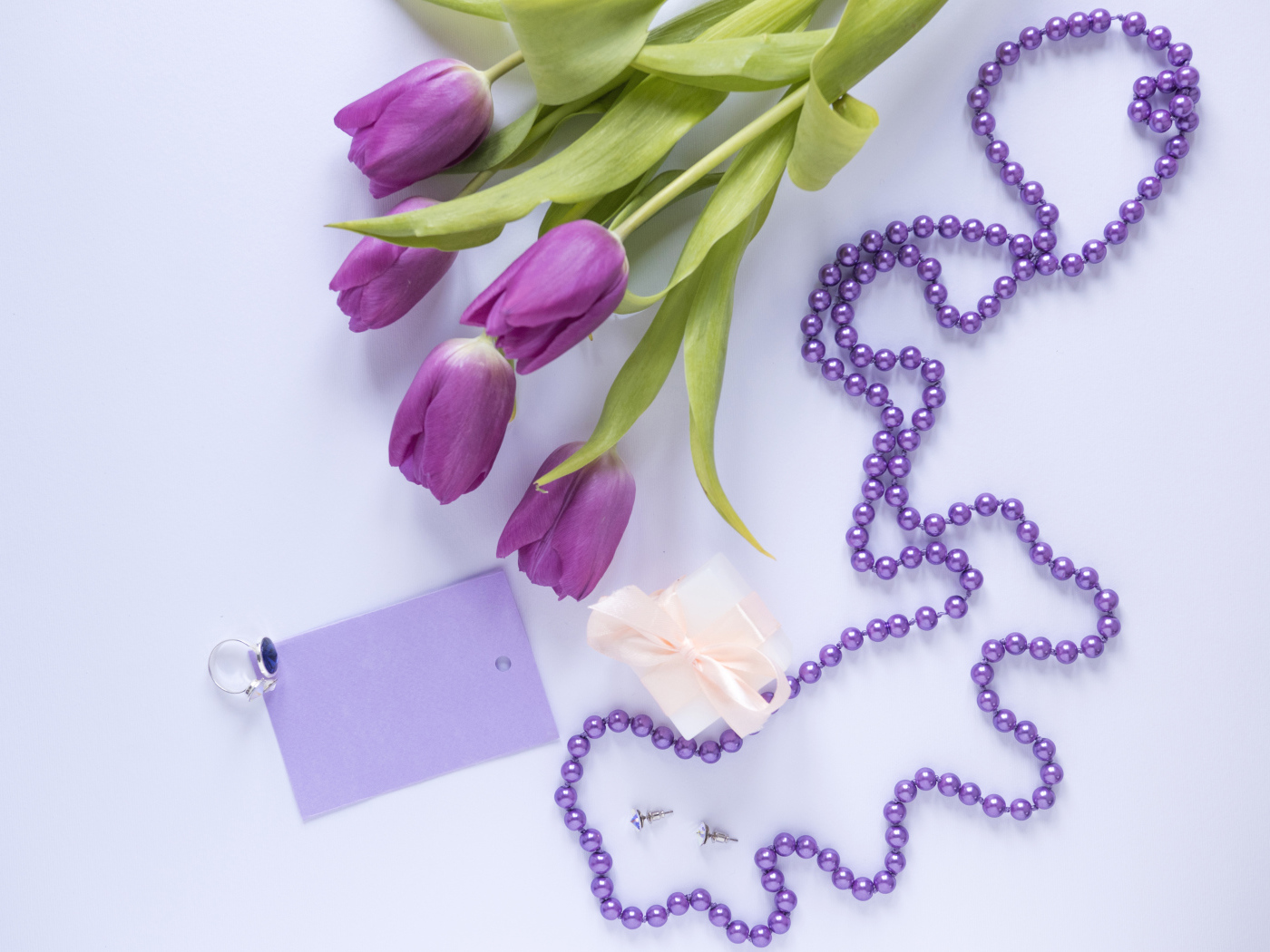 Букет фиолетовых тюльпанов с бусами