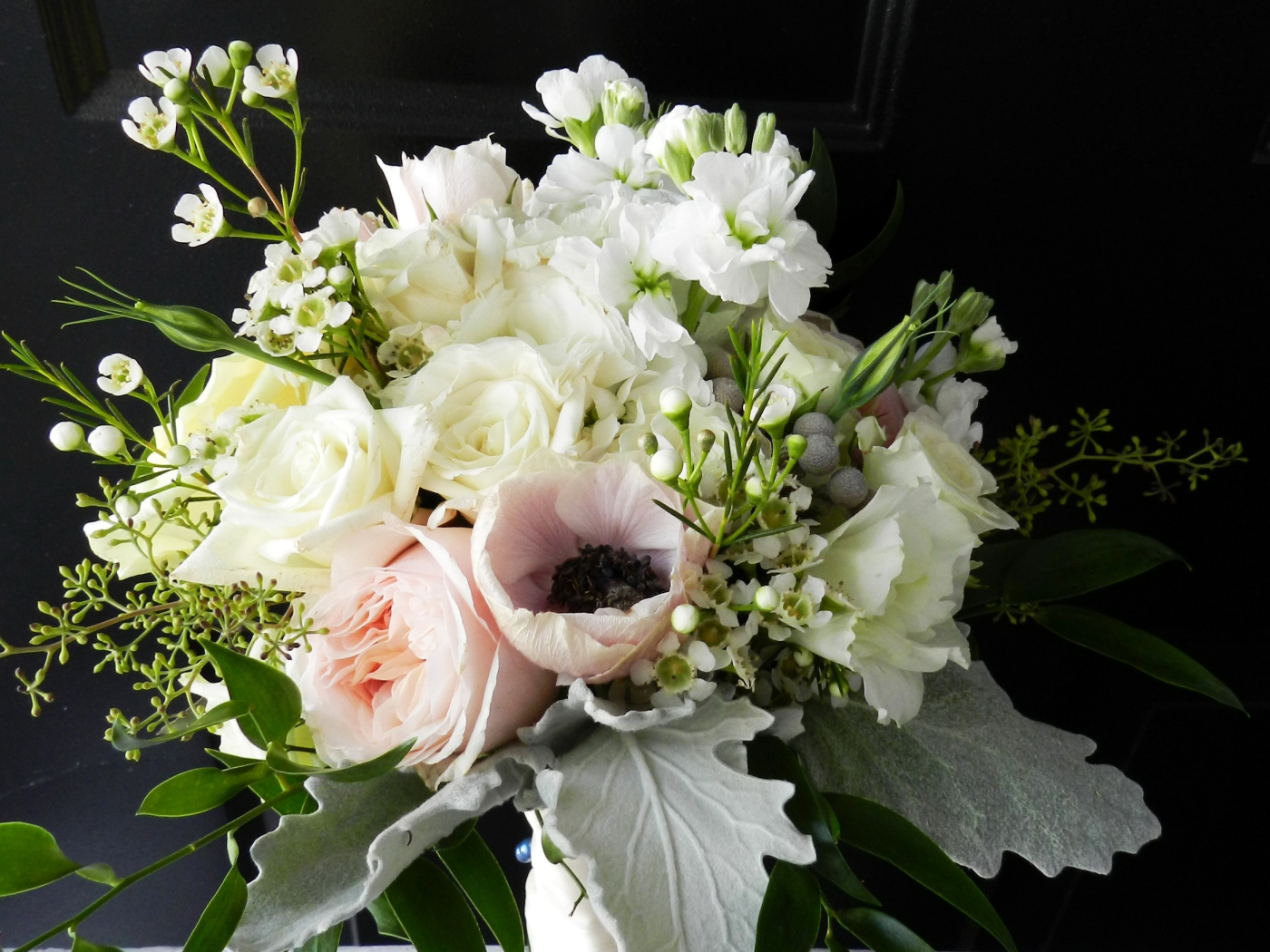 Букет с цветами розы,  анемоны и маттиолы