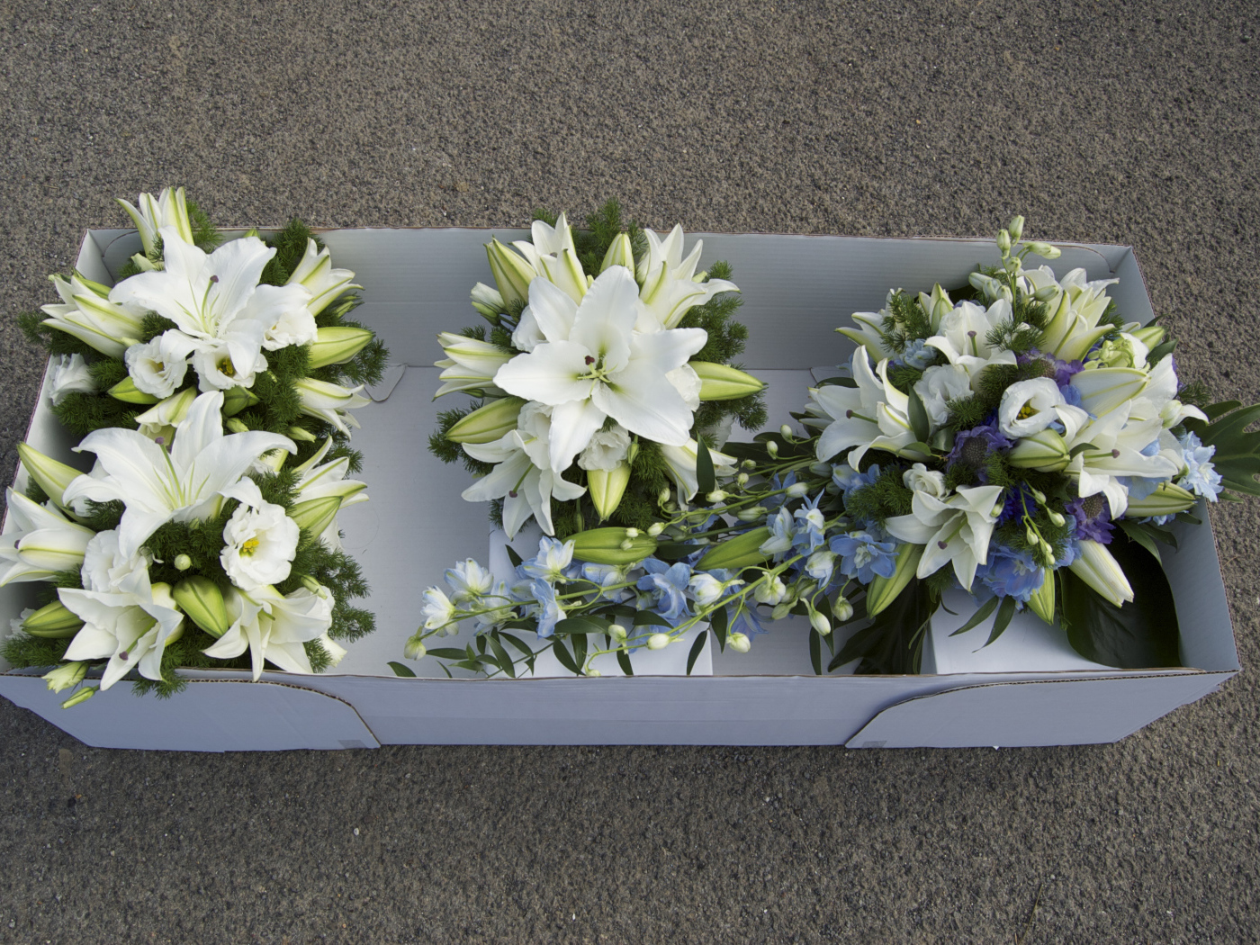 Букеты с белыми цветами лилии и эустомы