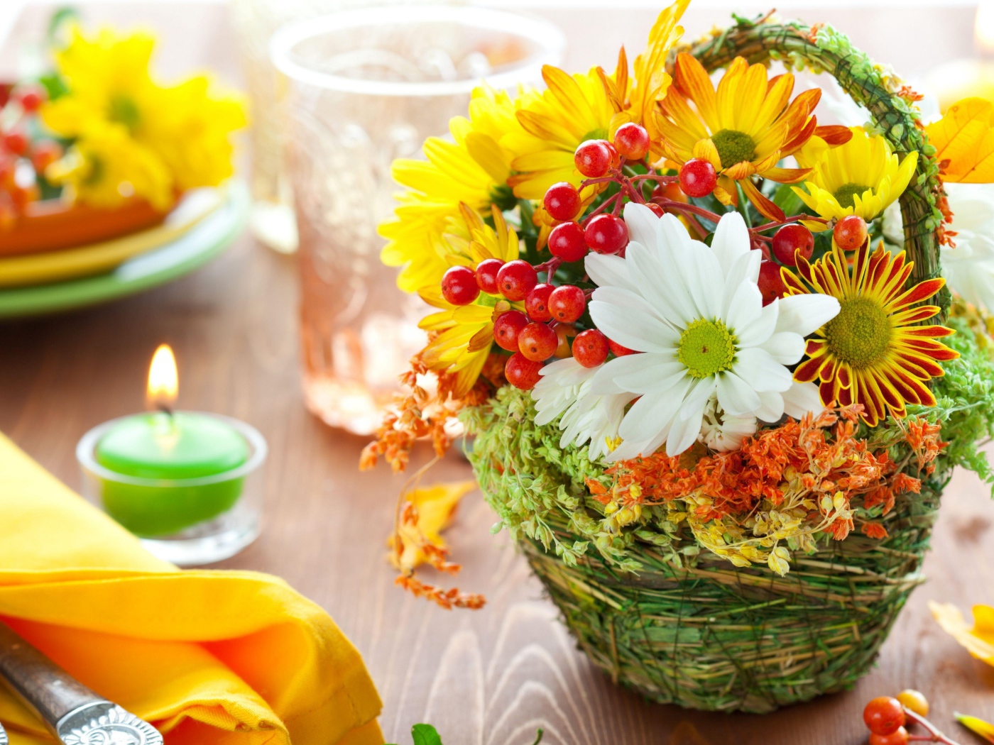 Цветы хризантемы в корзине с ягодами калины 