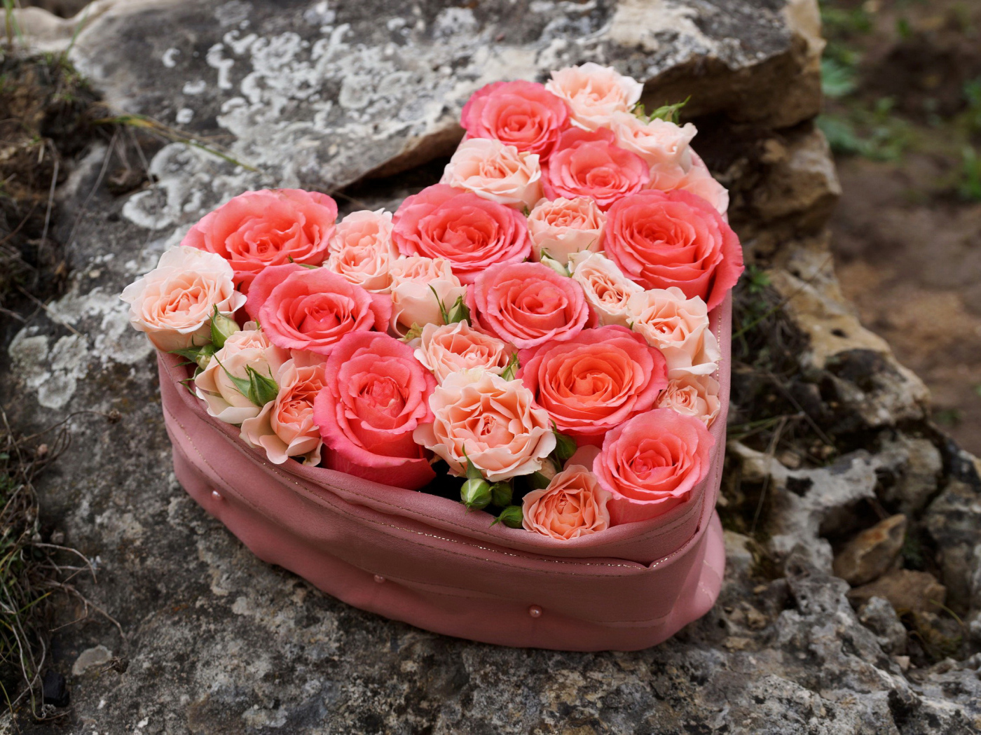 Нежные розы в коробке в форме сердца