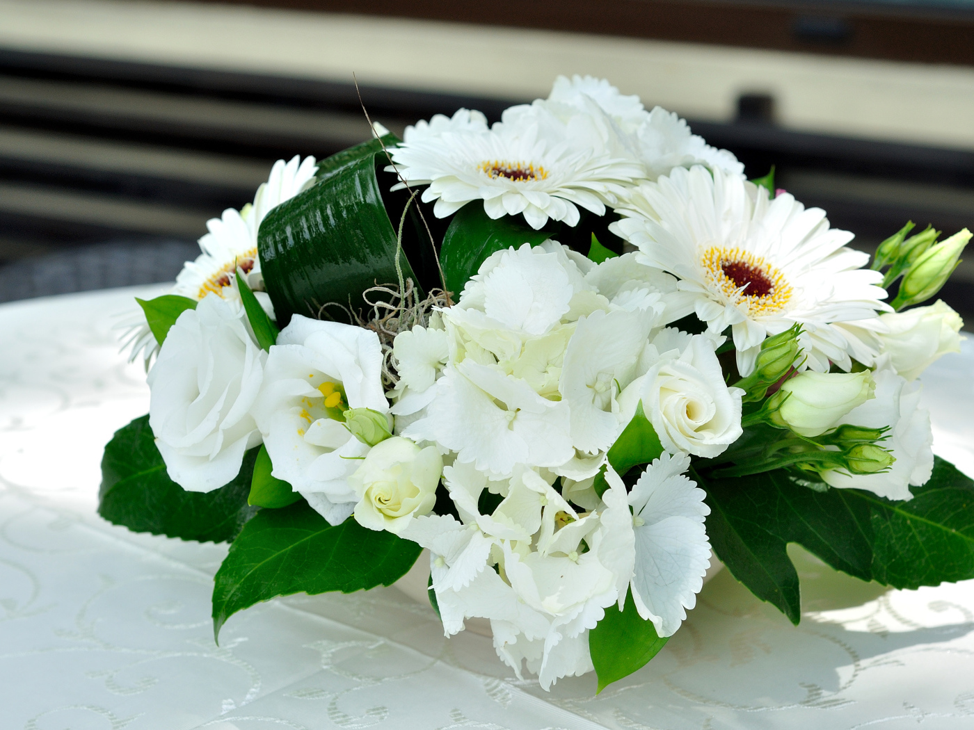 Праздничный букет с цветами роз, эустомы и герберы