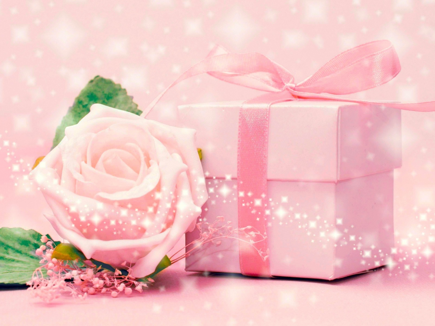 Розовая коробка с подарком и розовой розой 