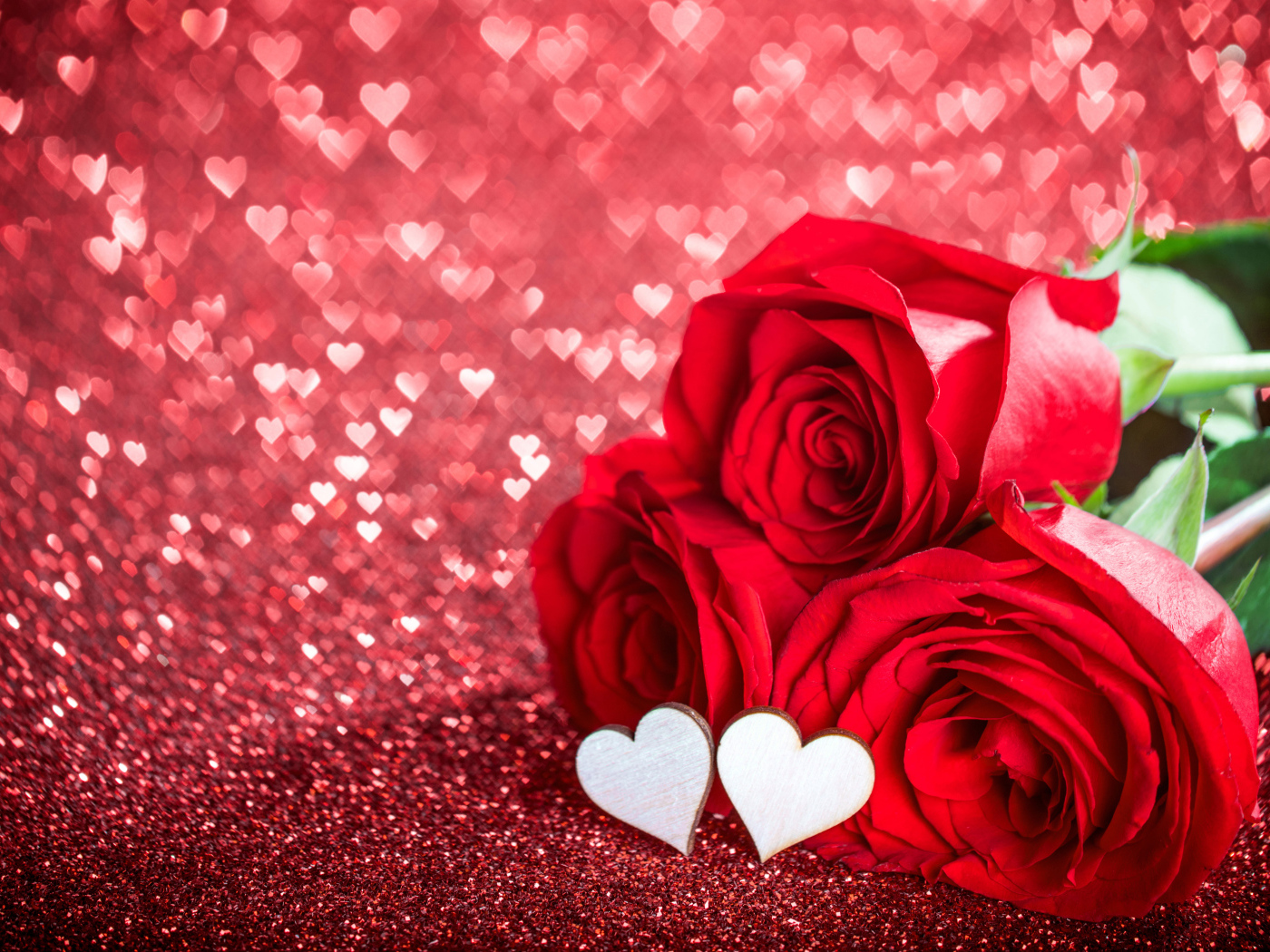 Три красные розы с маленькими белыми сердечками на красном фоне