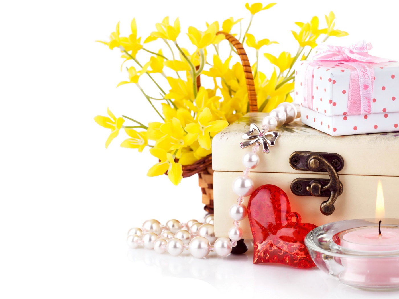 Желтые цветы с подарками на белом фоне