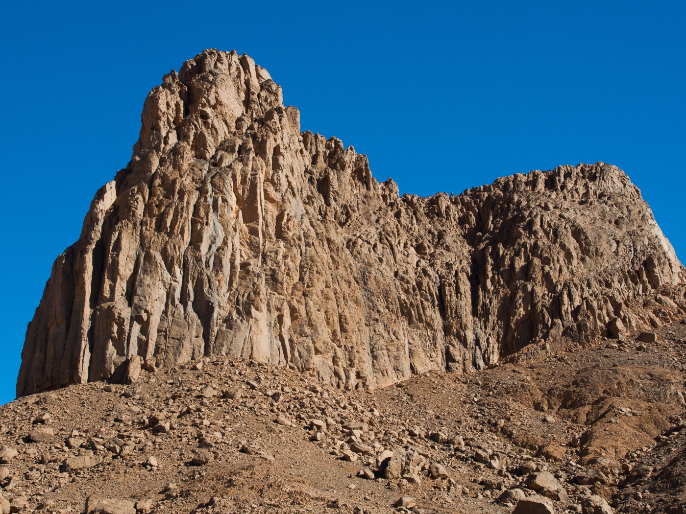Скала под чистым голубым небом