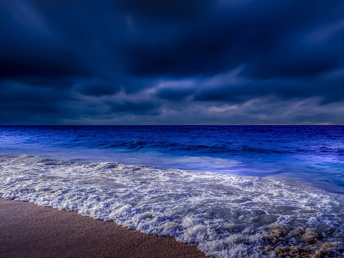 Ночь окутала морское побережье