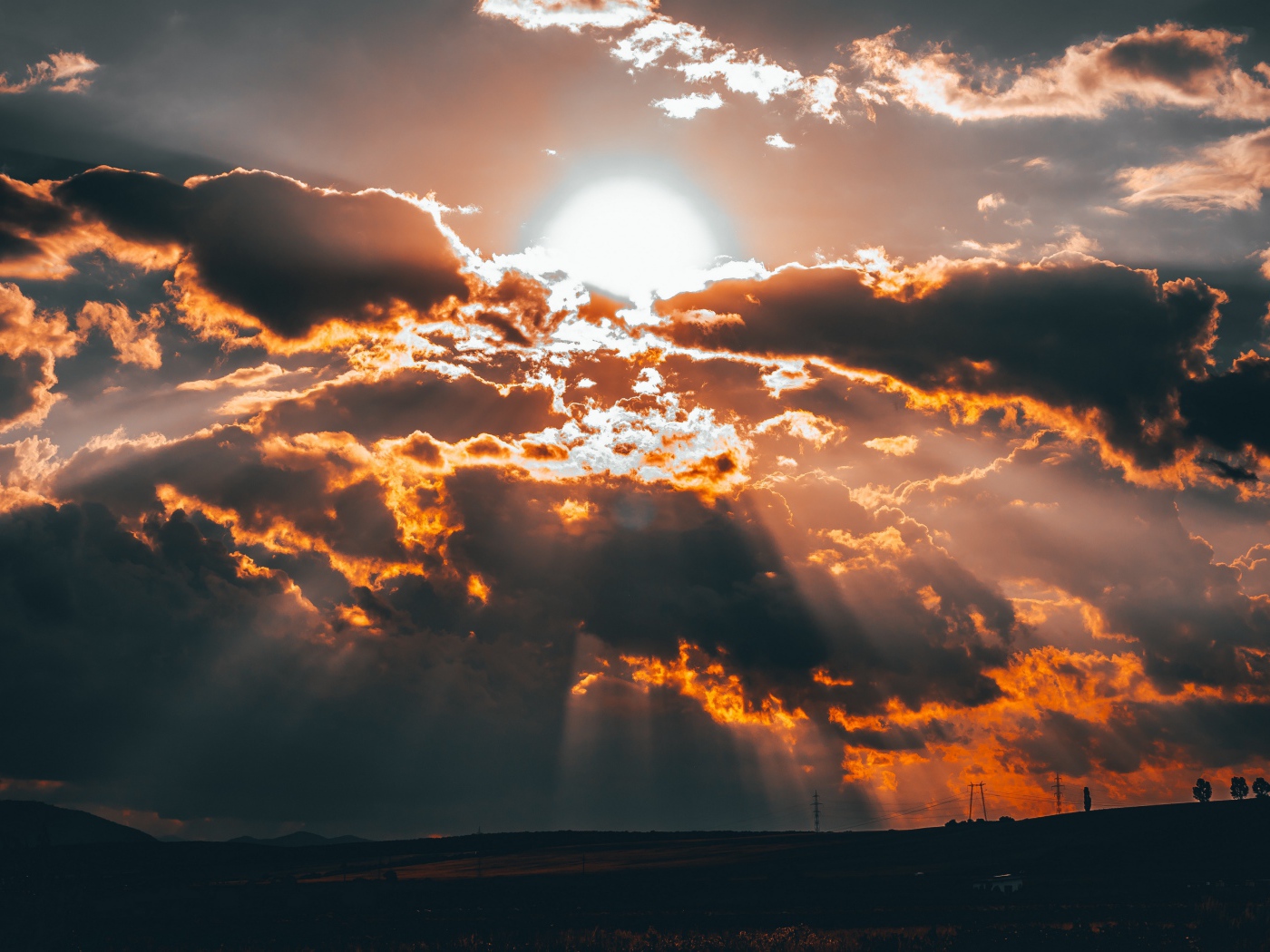 Яркое солнце в облаках на закате 