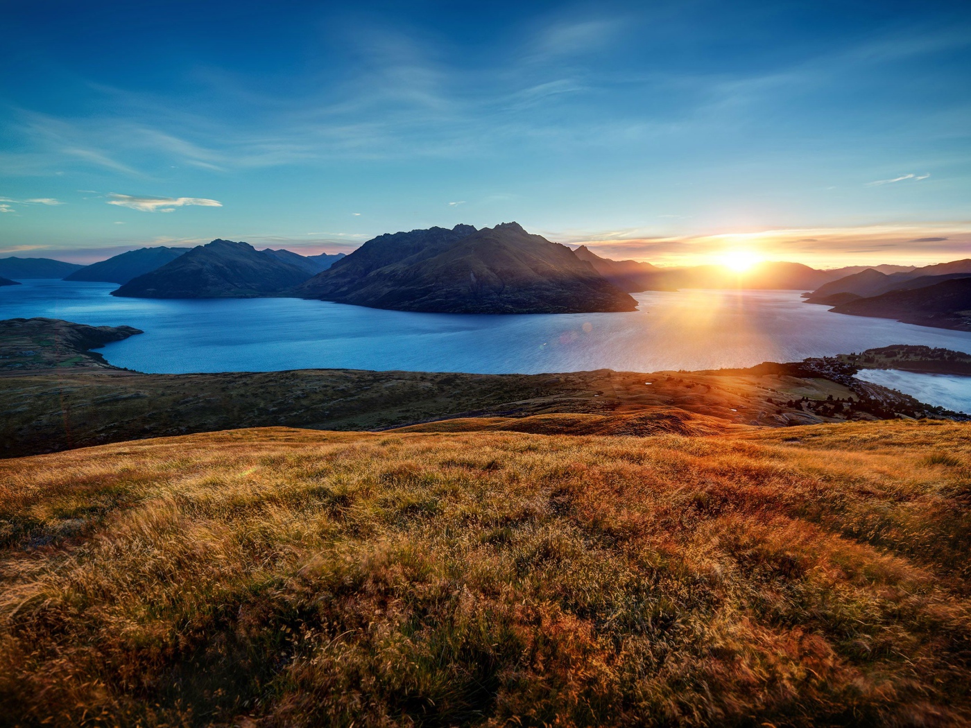 Рассвет над горами в голубом небе