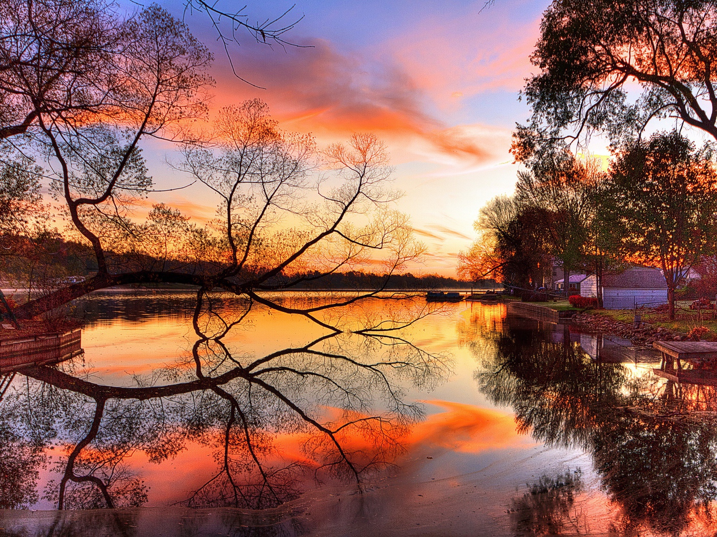 Розовый закат отражается в озере