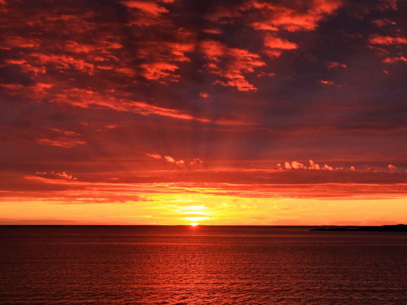 Закат солнца на горизонте в море 