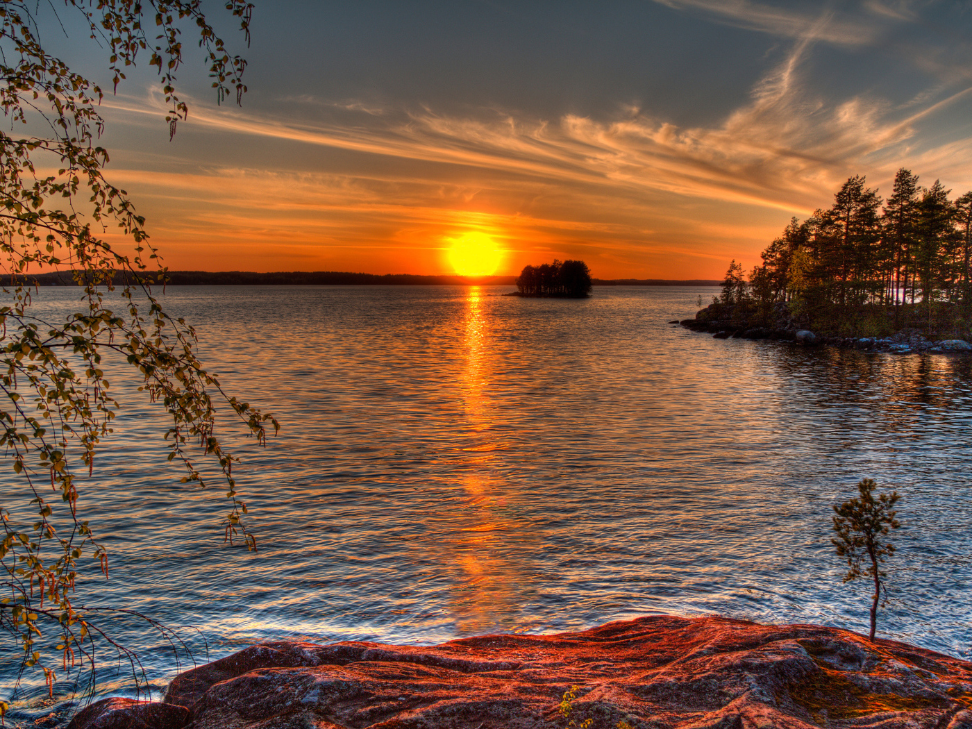 Закат солнца отражается в реке