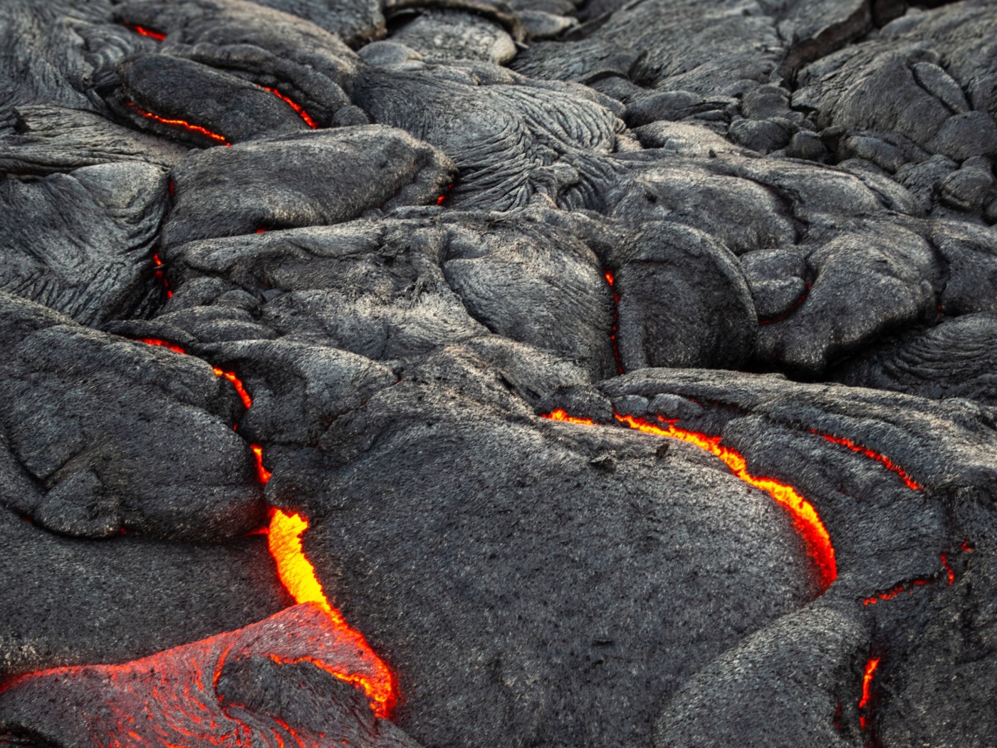 Лава пробивается сквозь трещины в вулкане 