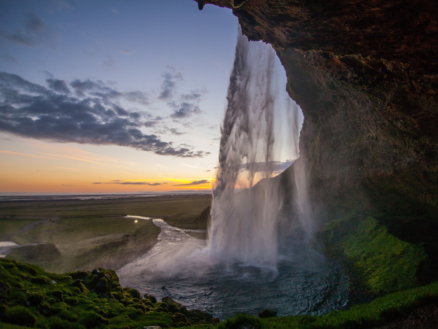 Красивый водопад Сельяландсфосс на закате, Исландия