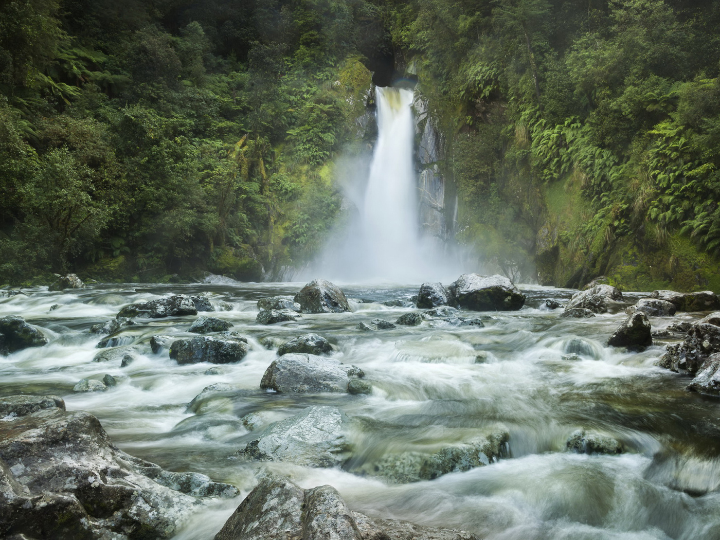 Водопад стекает по камням