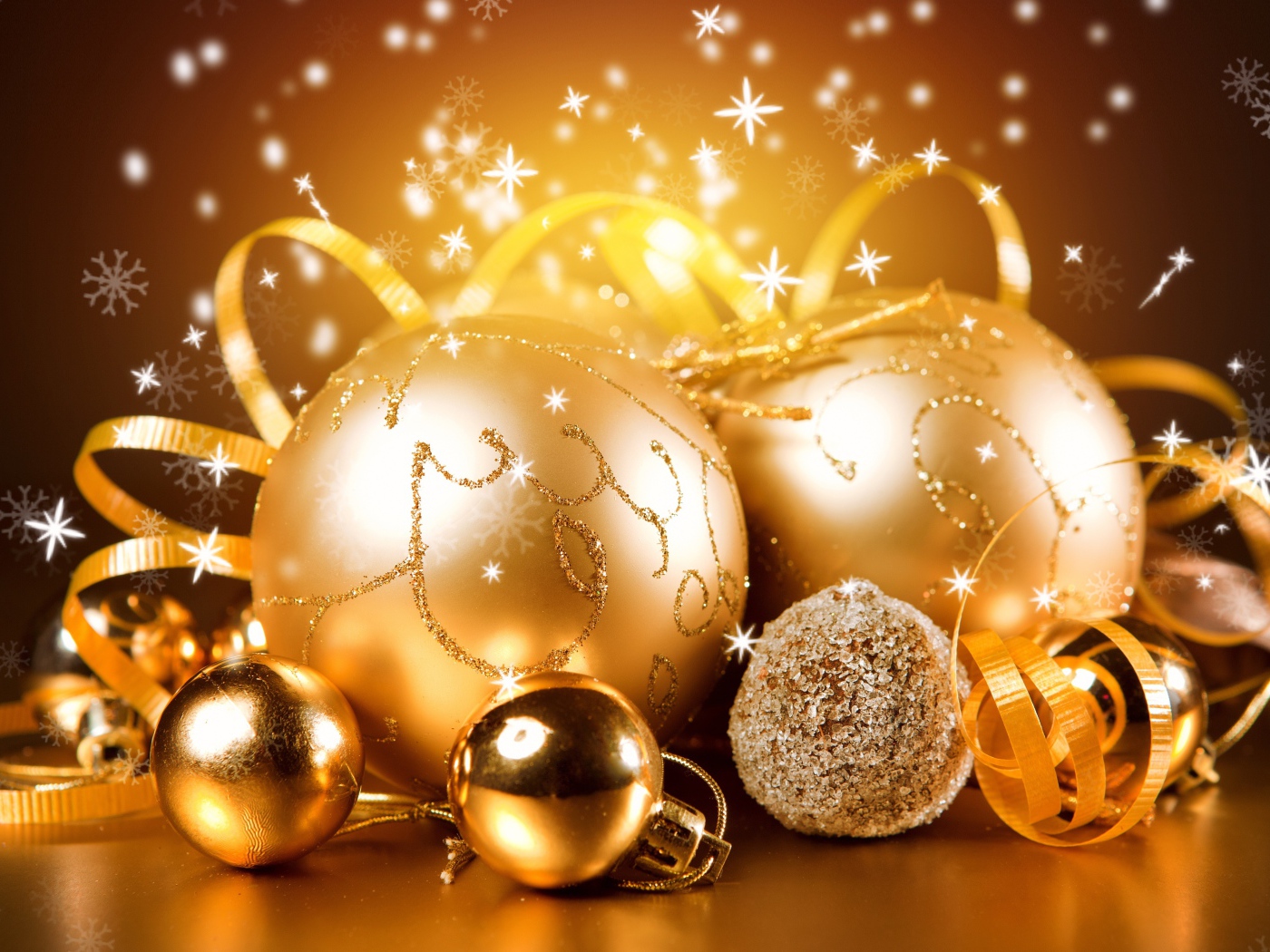 Красивые яркие золотые шары с лентами на Новый год 2019