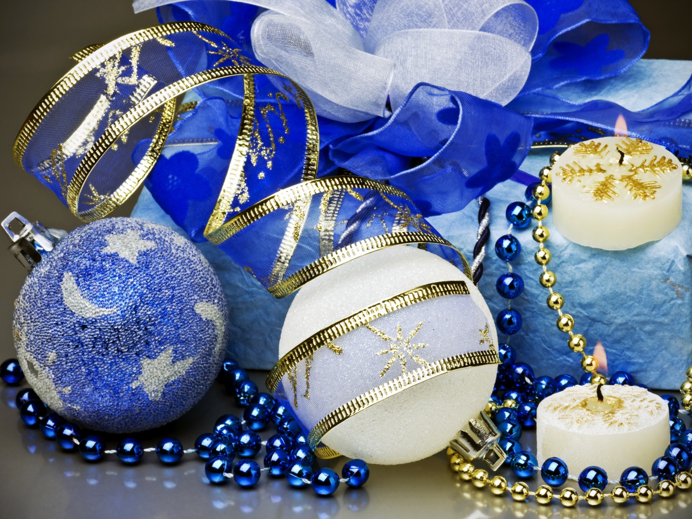 Елочные шары, подарок с лентой и свечи на Новый год 2019 