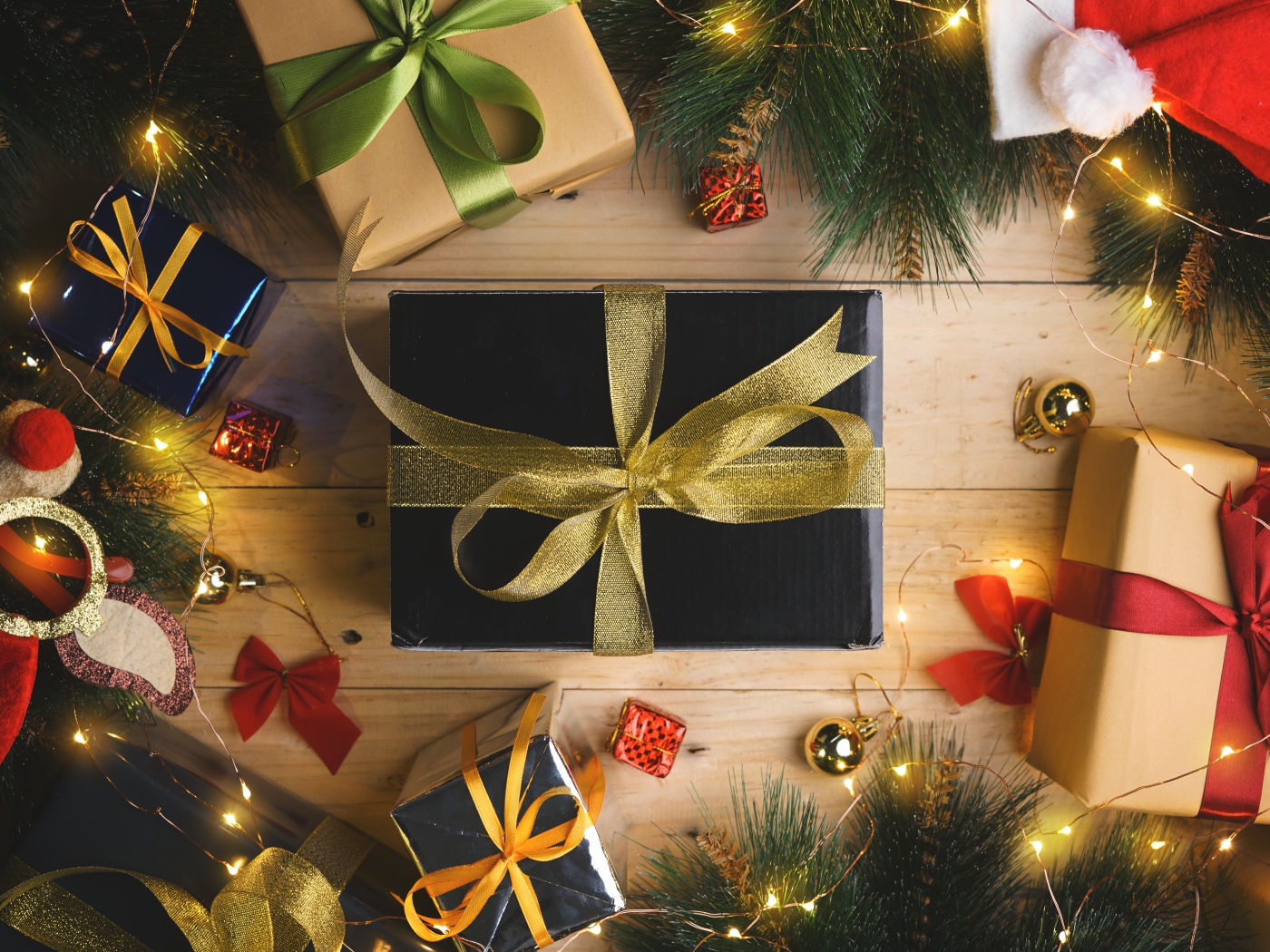 Новогодние подарки с еловыми ветками и гирляндой 