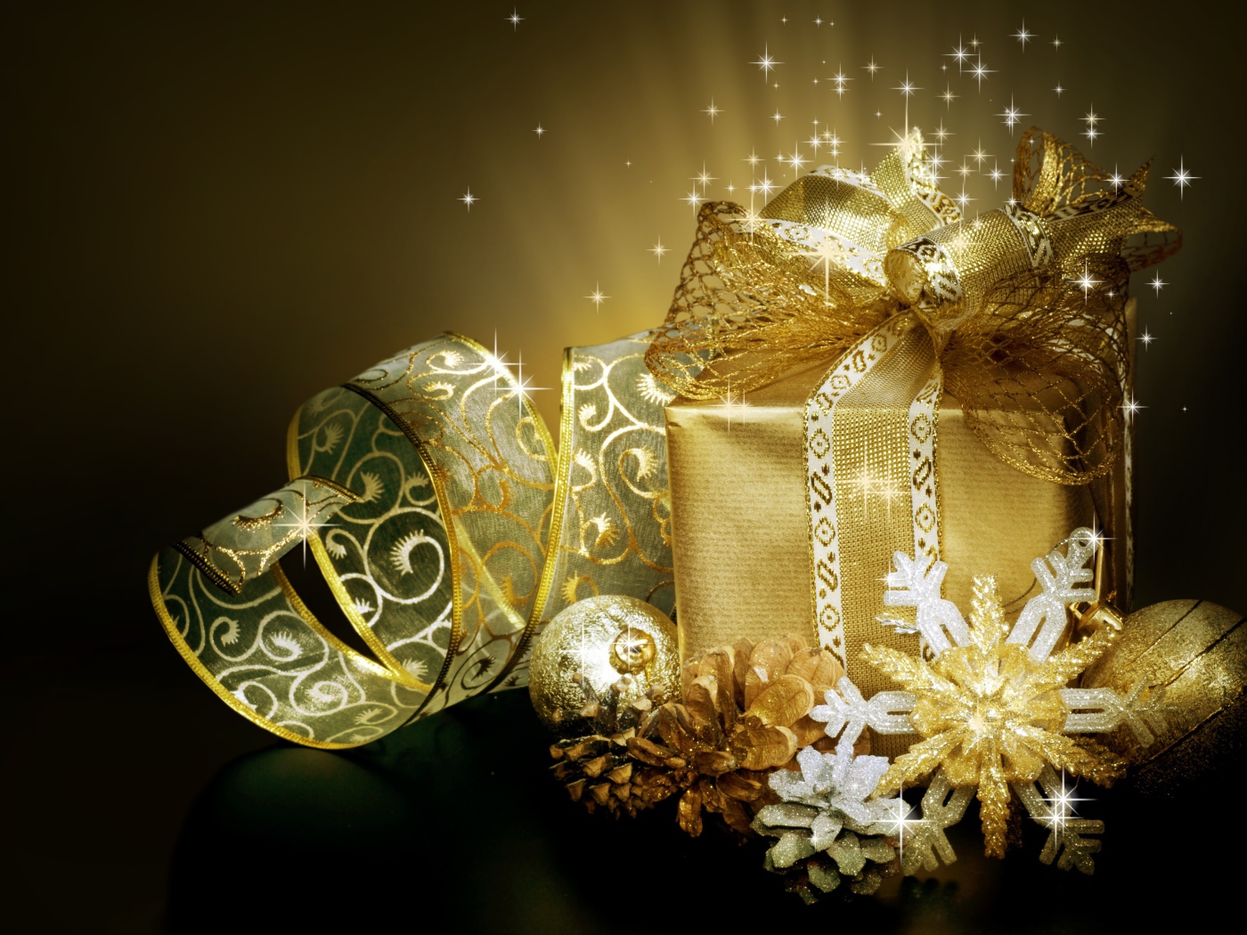 Подарок и золотые шарики и шишки на Новый год 2019
