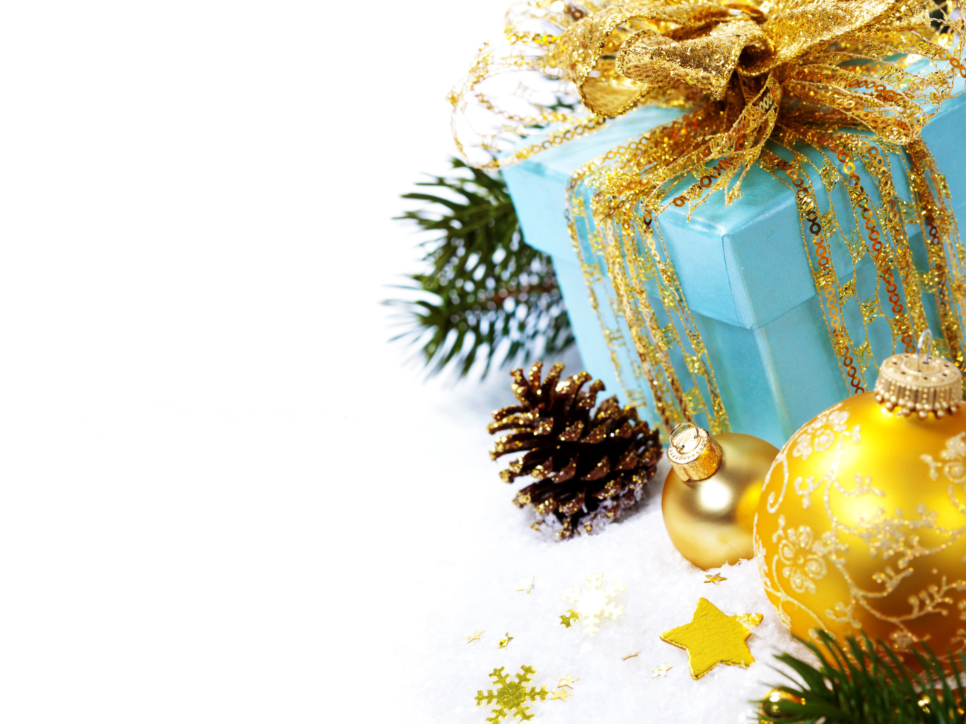 Подарки, елочные игрушки и шишки на белом фоне 