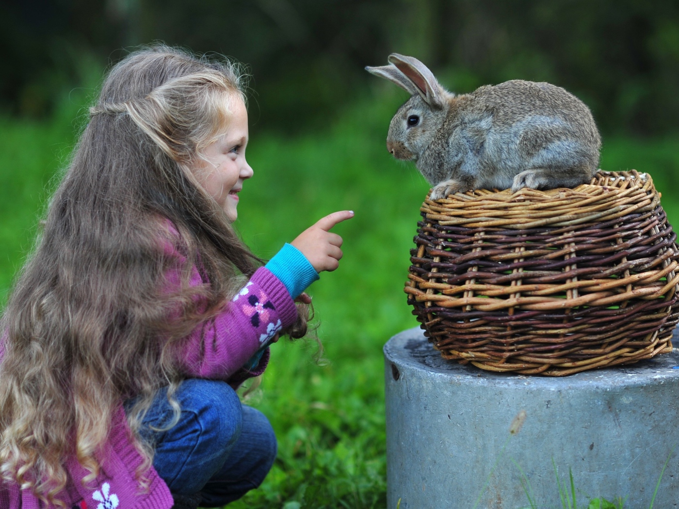 Маленькая длинноволосая девочка с кроликом