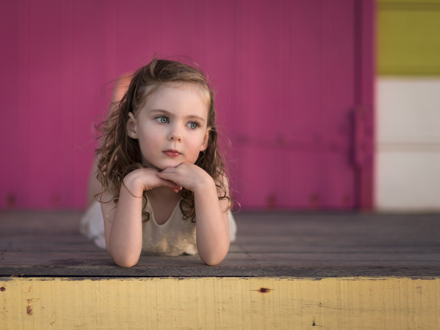 Милая маленькая девочка с красивыми глазами