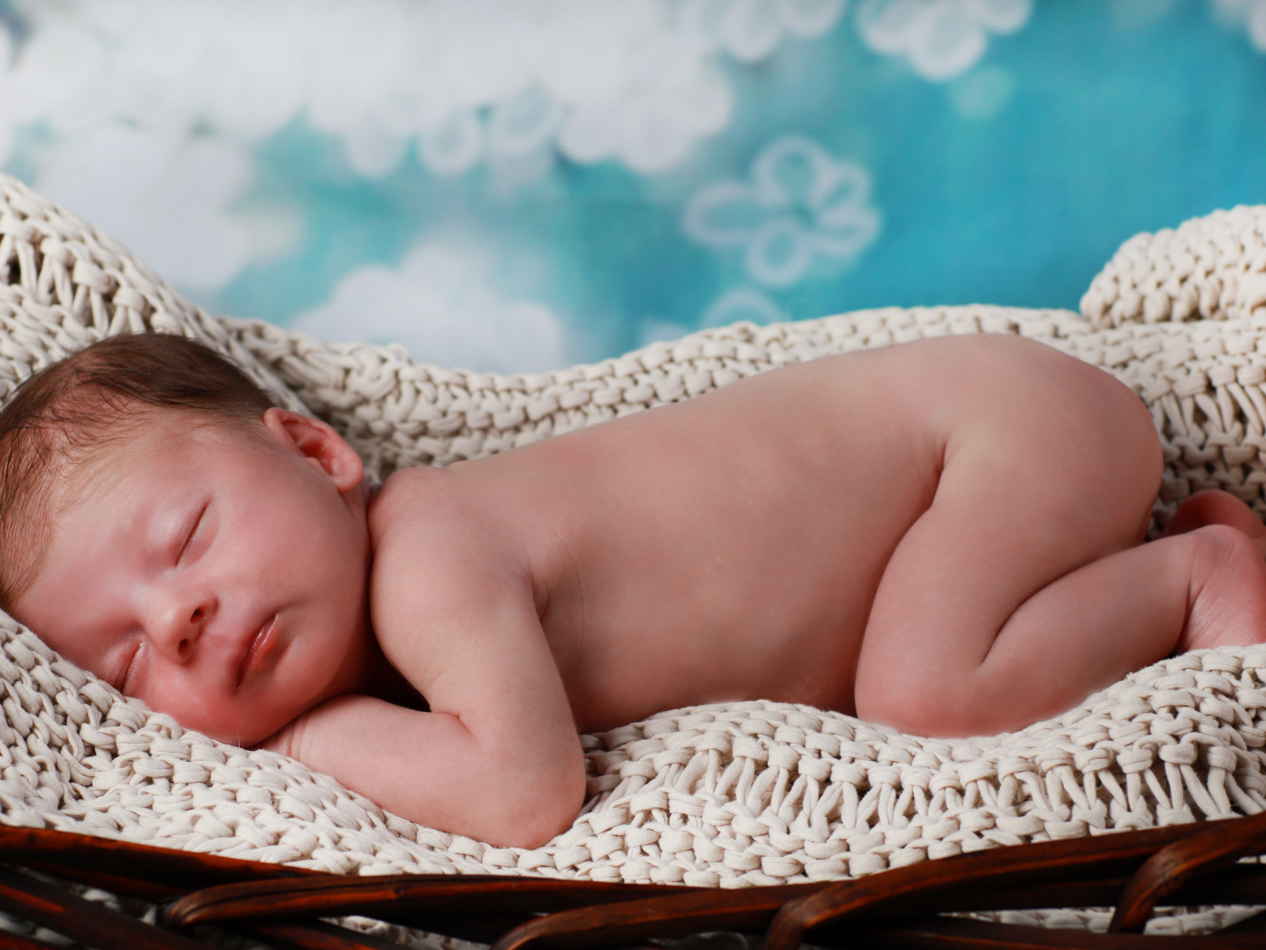 Маленький спящий грудной ребенок в колыбели