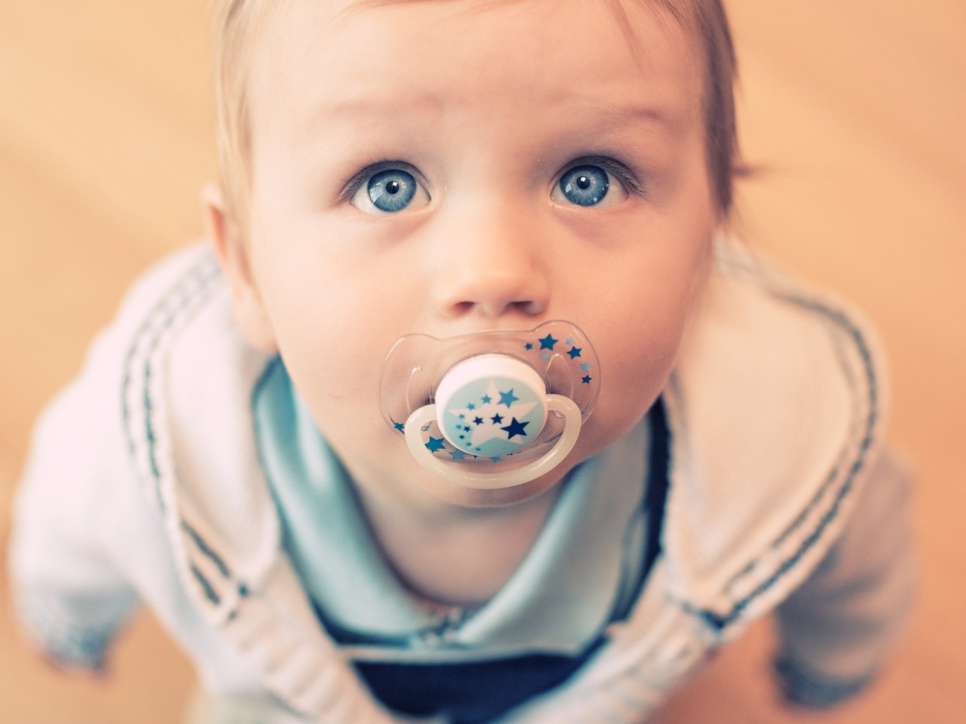 Голубоглазый маленький мальчик с пустышкой