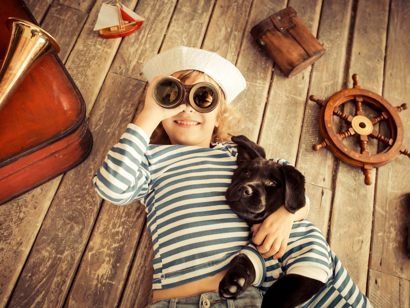Мальчик с собакой играют в матросов