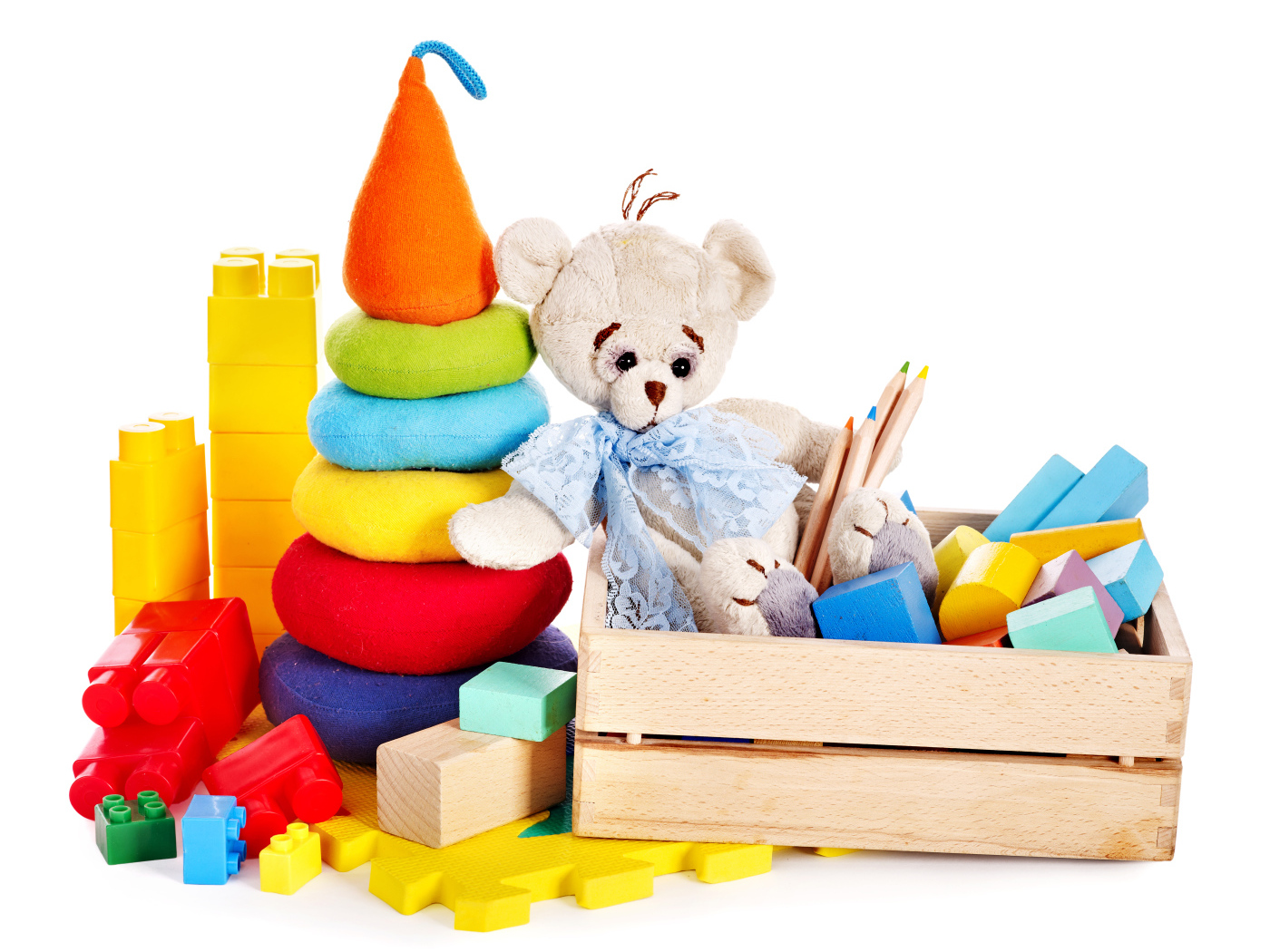 Детские игрушки на белом фоне